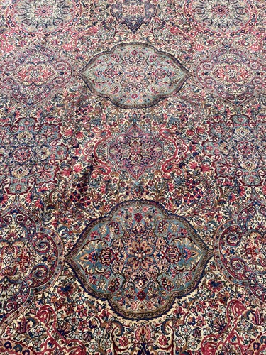 Lot 462 - A fine Kirman carpet