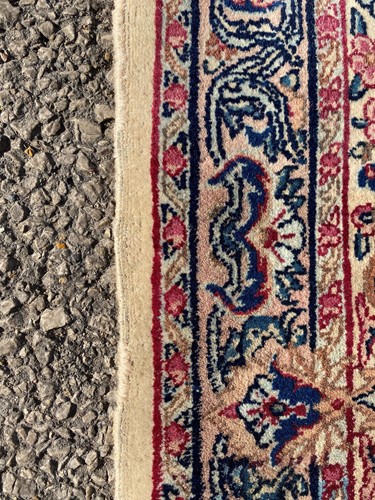 Lot 462 - A fine Kirman carpet