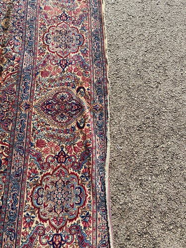 Lot 462 - A fine Kirman carpet