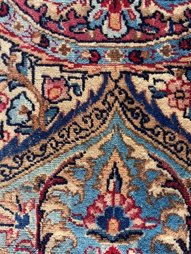 Lot 462 - A fine Kirman carpet