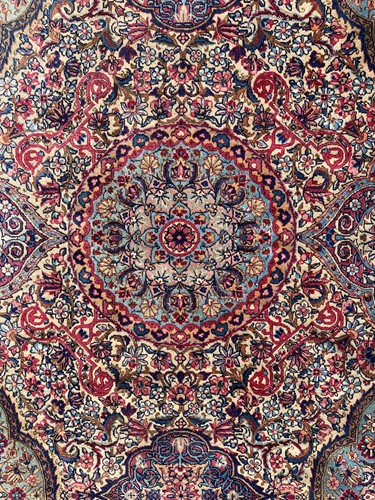 Lot 462 - A fine Kirman carpet