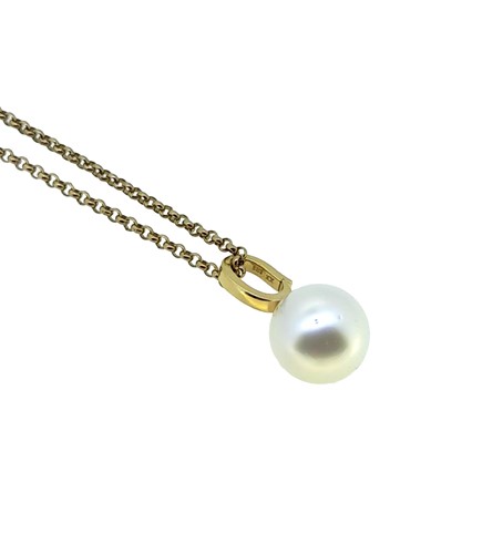 Lot 197 - A pearl pendant and chain