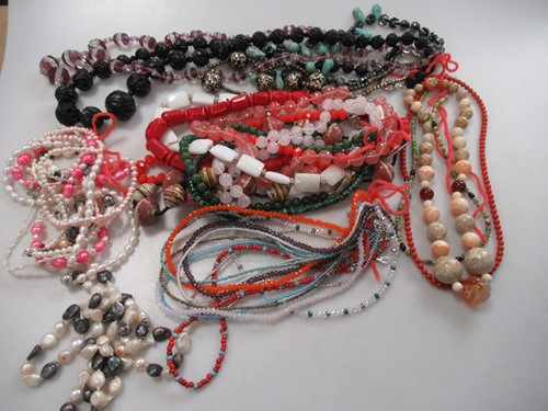Lot 192 - A large quantity of beads