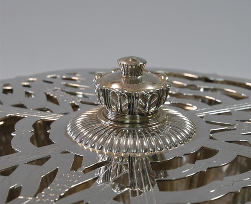 Lot 626 - A George VI silver rose bowl and stand