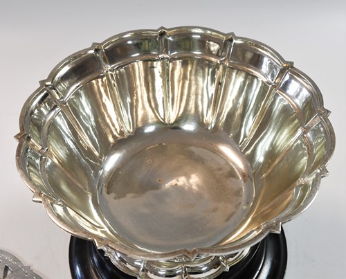 Lot 626 - A George VI silver rose bowl and stand