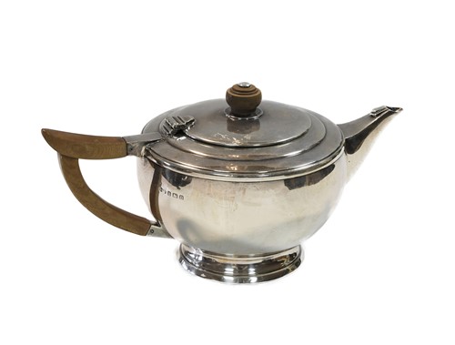 Lot 605 - A George V silver teapot