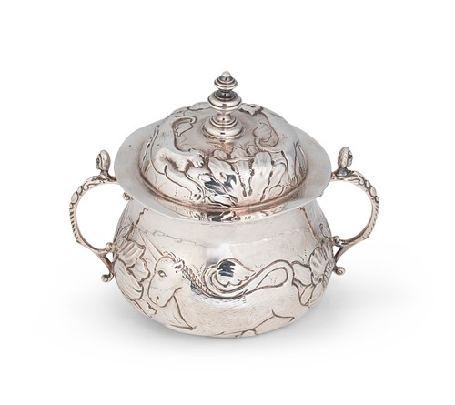 Lot 580 - An Edward VII Britannia silver porringer and cover, retailed by Tessier