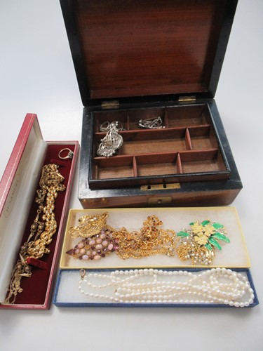 Lot 199 - A large collection of costume jewellery,...