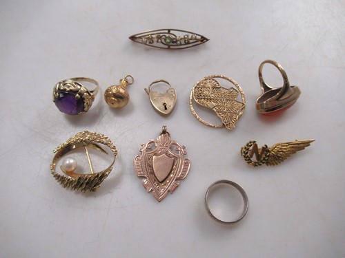 Lot 175 - A hallmarked 18ct gold two colour wedding ring,...