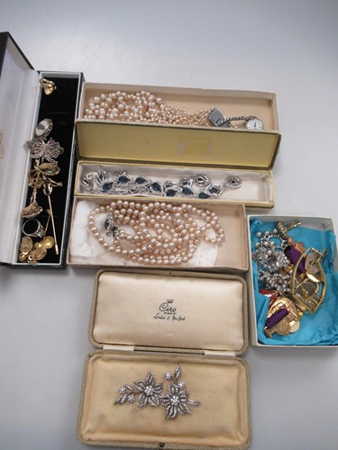 Lot 187 - Two jewellery boxes with a quantity of costume...