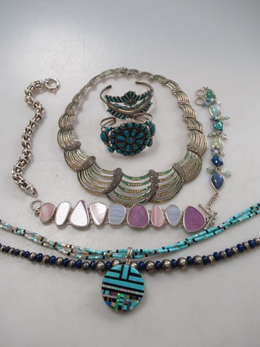 Lot 190 - A selection of silver native jewellery,...