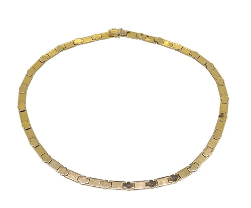 Lot 207 - A two colour collarette necklace
