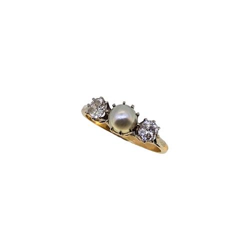 Lot 193 - A pearl and diamond three stone ring