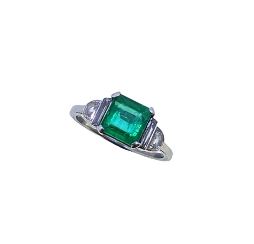 Lot 239 - An early 20th century emerald and diamond ring