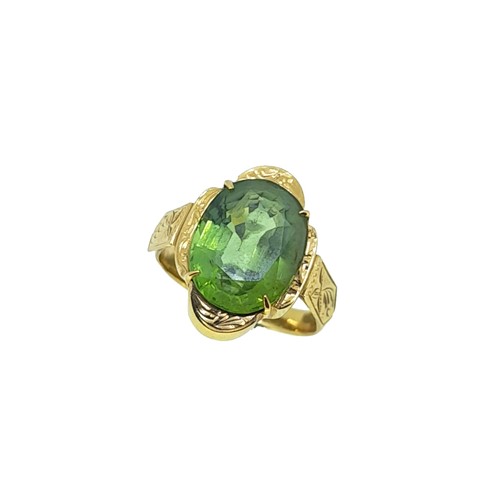 Lot 82 - A single stone peridot ring