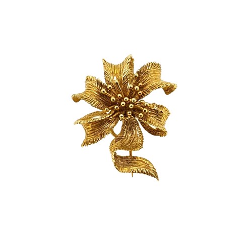 Lot 155 - Kutchinsky - An 18ct gold flower brooch