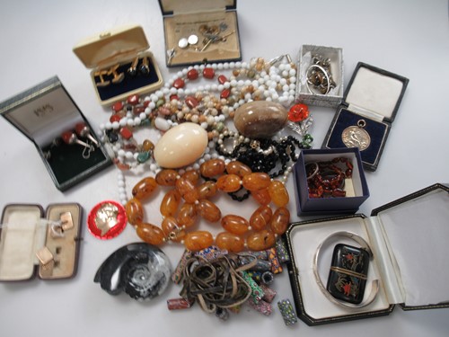 Lot 186 - A quantity of costume and silver jewellery,...
