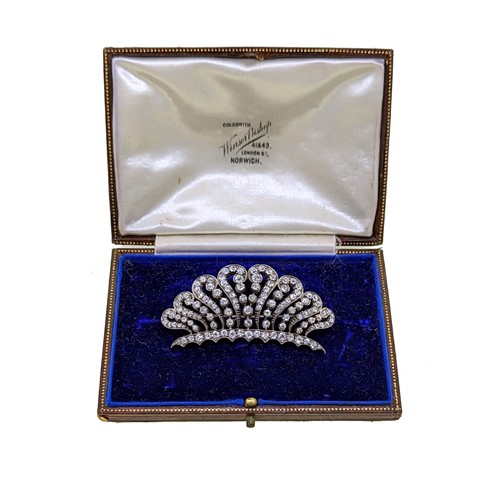 Lot 242 - A diamond set brooch