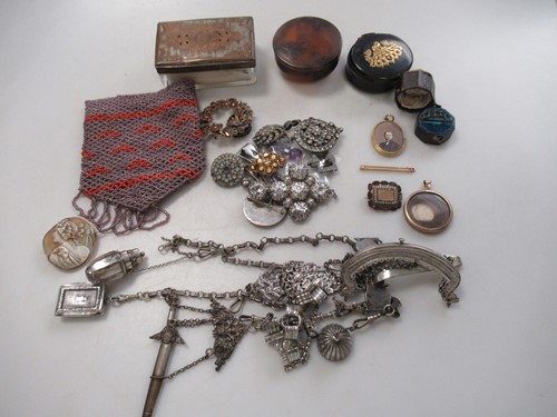 Lot 188 - A collection of costume jewellery, assorted...