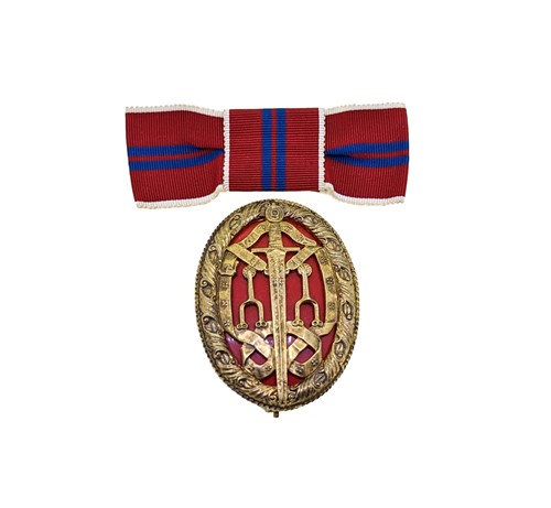 Lot 22 - Garrard & Co - A silver gilt Knight Bachelor's breast badge and coronation ribbon