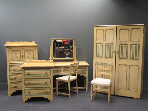 Lot 469 - A painted bedroom suite, comprising of a...