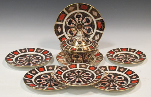 Lot 52 - A collection of Royal Crown Derby 1128 pattern...