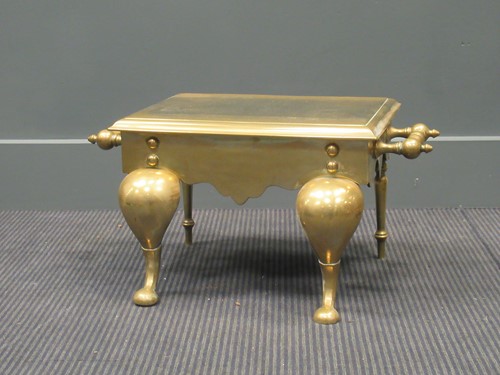 Lot 485 - A brass footman, 28 x 54 x 32cm