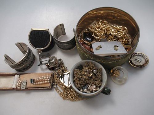 Lot 189 - A large collection of costume jewellery,...