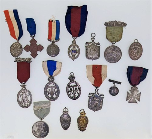 Lot 108 - A large collection of various temperance...