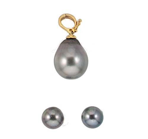 Lot 142 - A Tahitian pearl pendant together with a pair of freshwater pearl ear studs