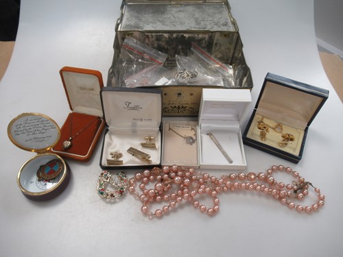 Lot 194 - A collection of costume jewellery, together...