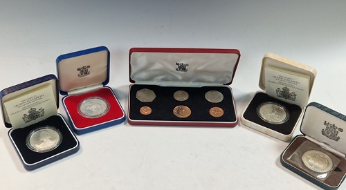 Lot 58 - Modern commemorative and proof coins, various...