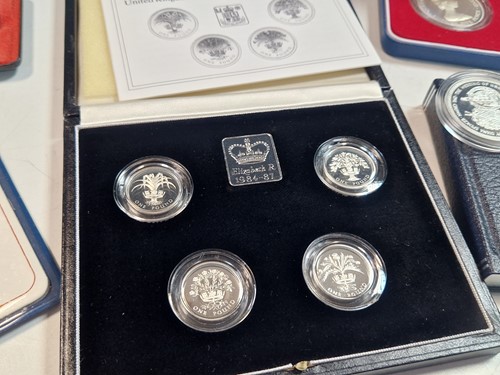 Lot 58 - Modern commemorative and proof coins, various...
