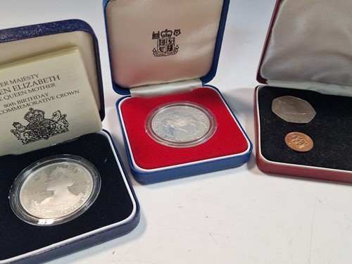 Lot 58 - Modern commemorative and proof coins, various...