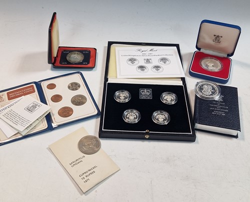 Lot 58 - Modern commemorative and proof coins, various...