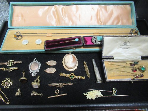 Lot 196 - A hallmarked 9ct gold cameo brooch, a...
