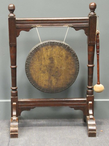 Lot 409 - An Edwardian dinner gong, 85 x 57cm