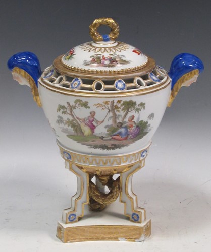 Lot 2 - A Meissen two-handled vase and cover, 24cm