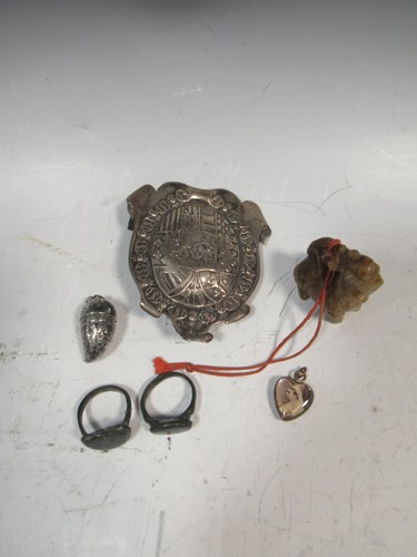 Lot 85 - Few small items: a silver armorial badge,...