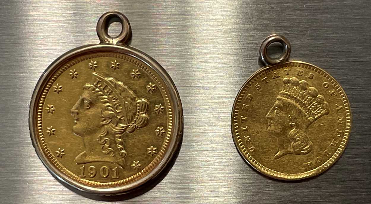 Lot 201 - USA gold 2.5dollar coin 1901, mounted as a...