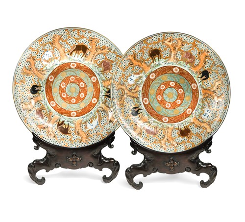 Lot 135 - A large pair of Japanese porcelain 'eight lucky horse' chargers, late 19th/early20th century