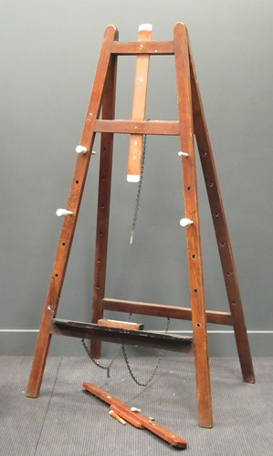 Lot 482 - An artists' easel with pegged height adjustment