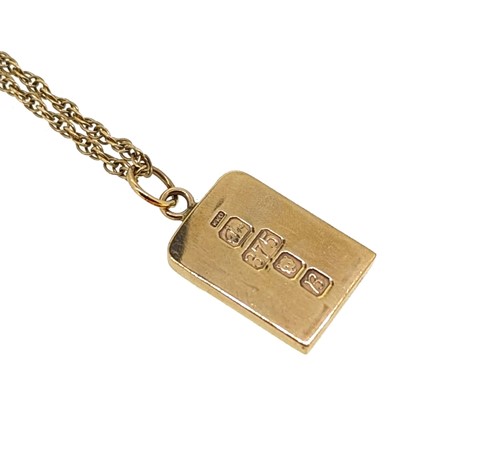 Lot 32 - A 9ct gold ingot pendant and chain