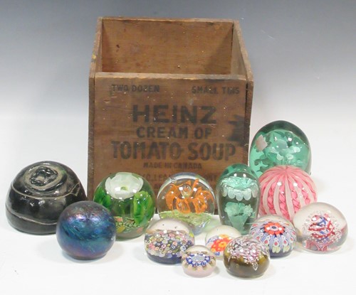 Lot 39 - Thirteen various glass paperweights, including...