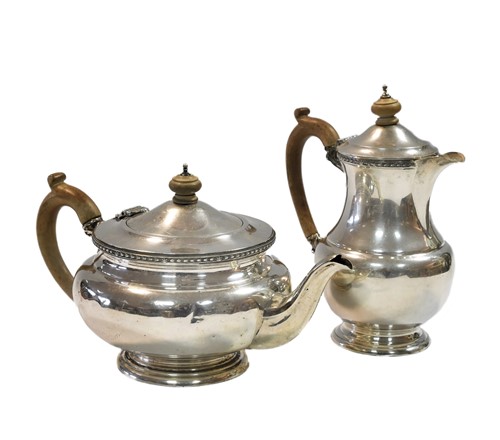 Lot 612 - A George V silver teapot & hot water jug