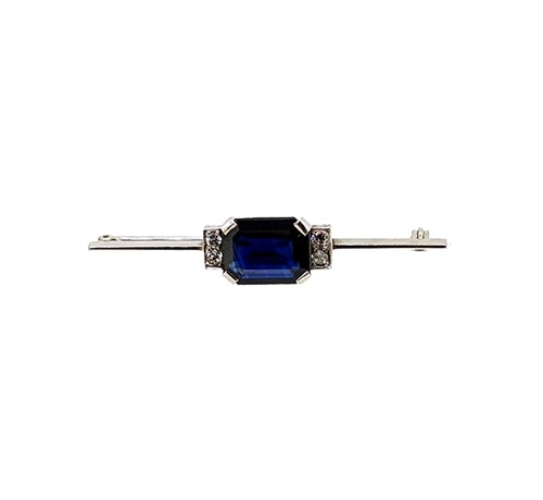 Lot 179 - A sapphire and diamond bar brooch