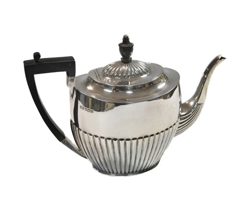 Lot 584 - An Edward VII silver teapot
