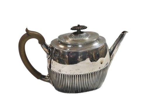Lot 555 - A Victorian silver teapot