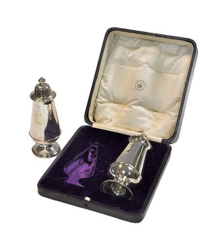 Lot 585 - A cased pair of Edward VII silver casters