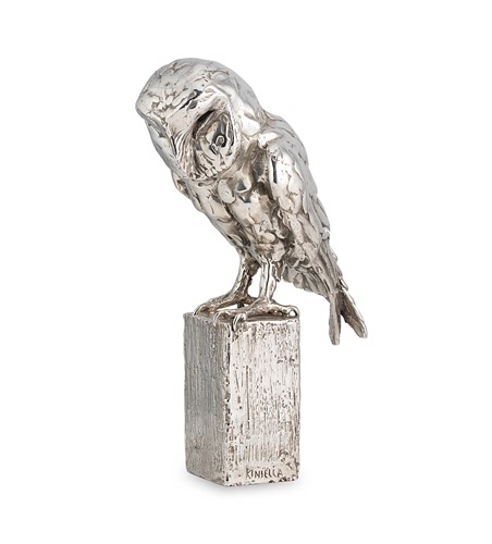 Lot 650 - An Elizabeth II silver table ornament in the form of an owl